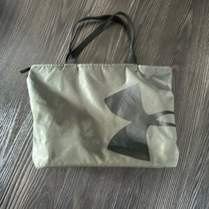 🍍UNDER ARMOUR TOTE 🍍WIDTH 20”🍍length 13”